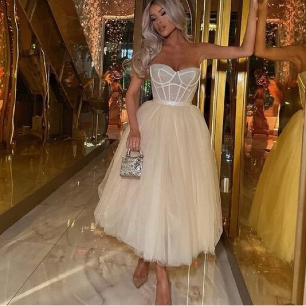 Darling Strapless Tulle Midi Dress
HOUSE OF CB Strapless Cream Tulle